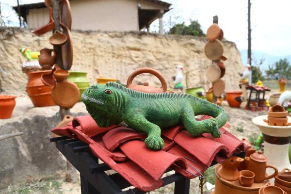 Allí el cliente encuentra desde una pequeña vasija hasta una fuente iluminada para adornar el patio de la casa... o una iguana.