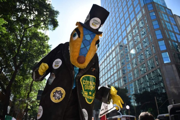 Protestan al estilo carnaval contra el Mundial de Brasil