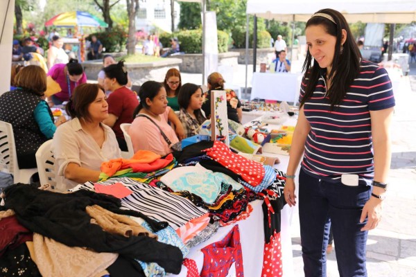 Mujeres emprendedoras exponen sus productos
