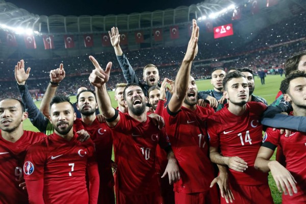 Turquía se clasifica a la Eurocopa en un final de locura