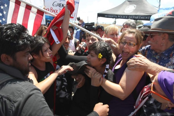 Antiinmigrantes se enfrentan con grupos defensores en EUA