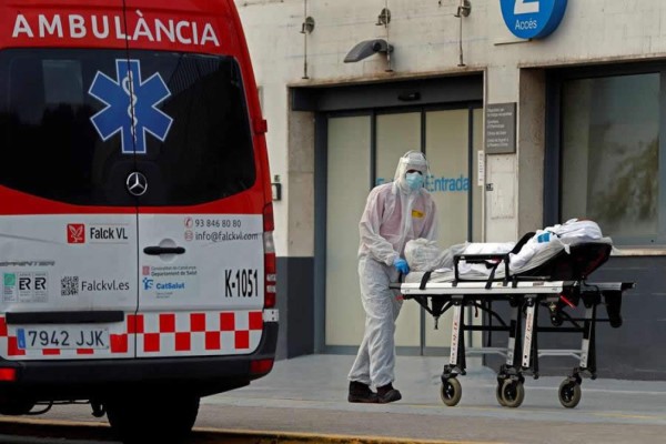 España mantiene repunte de casos y busca conocer la cifra real de muertes