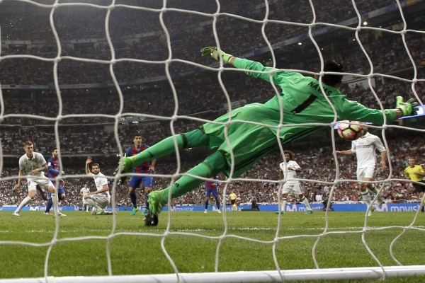 Messi conquista el Bernabéu y pone en la cima al Barcelona