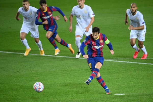 Barcelona's Argentine forward Lionel Messi scores a penalty during the UEFA Champions League football match between FC Barcelona and Ferencvarosi TC at the Camp Nou stadium in Barcelona on October 20, 2020. (Photo by LLUIS GENE / AFP)