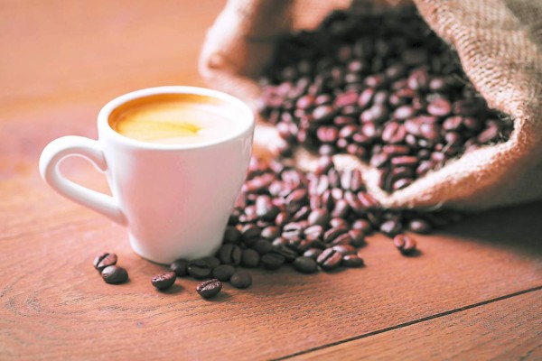 Tomar tres cafés diarios podría prevenir infartos