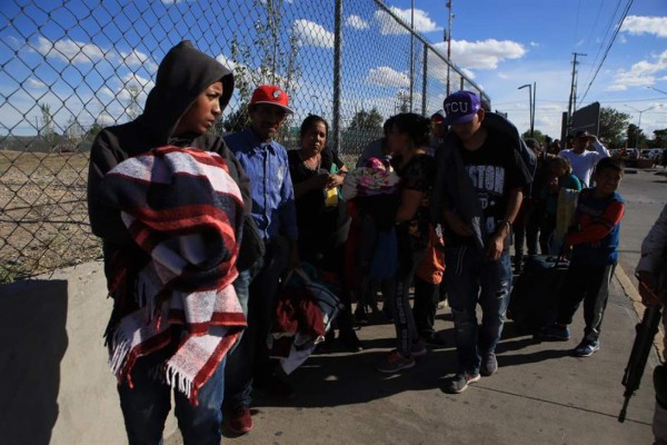 Miles de migrantes acampan en Juárez por asilo en EEUU