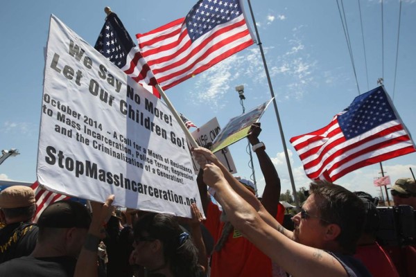 Antiinmigrantes se enfrentan con grupos defensores en EUA