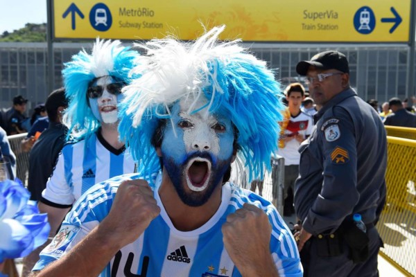 Hinchas de Argentina y Alemania disfrutan de la fiesta de la final