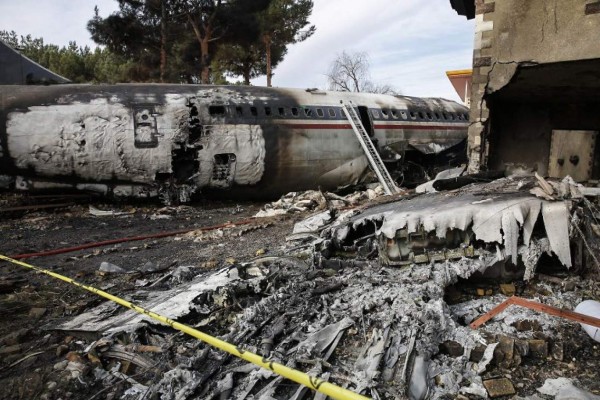 Mueren 15 personas en accidente de avión de carga que se estrelló en Irán