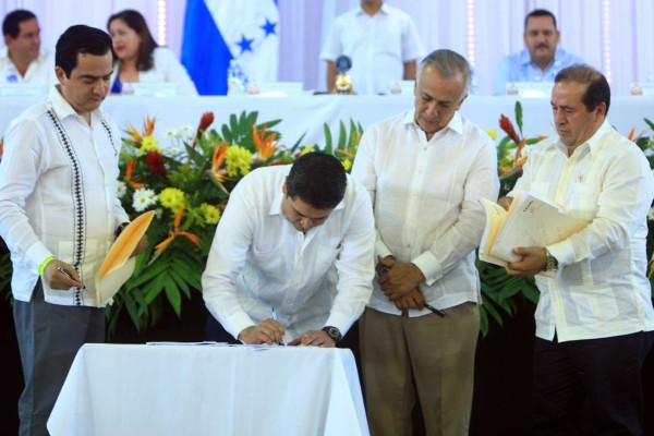 Hernández pide apoyo al Congreso para proyectos en el sur de Honduras