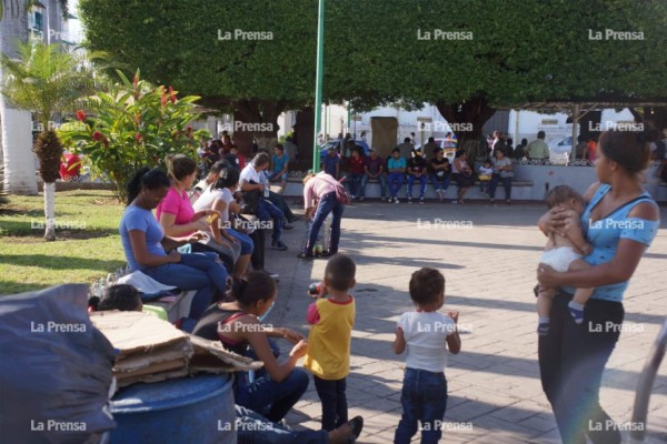 Con maletas en mano esperan en México arribo de la nueva caravana