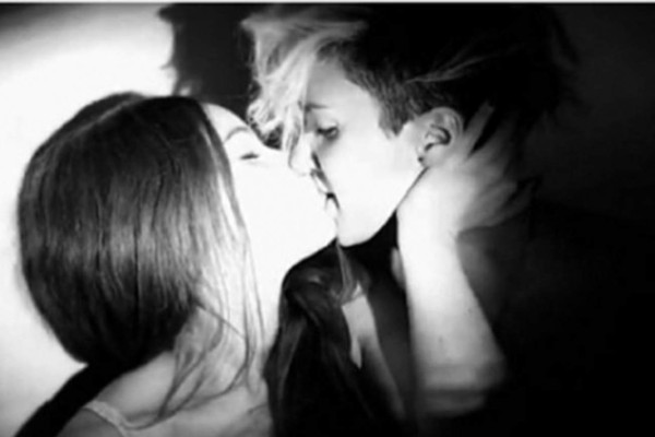 Camila Sodi comparte una foto besando a otra mujer