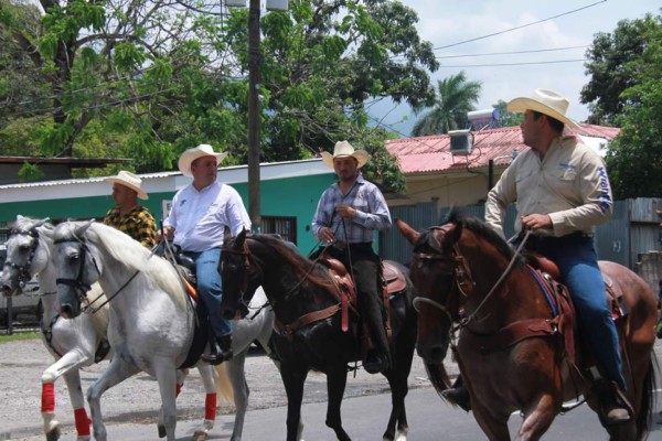 Desfile hípico de la Agas encanta a los sampedranos