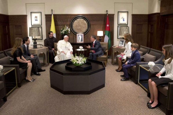 El Papa llega a Tierra Santa y pide solución al conflicto en Siria