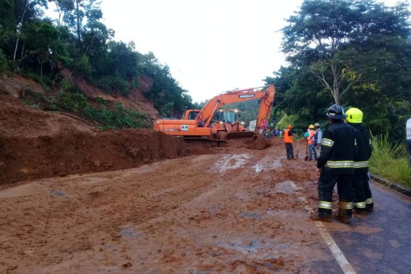 Habilitado el paso en carretera CA-5 tras derrumbe
