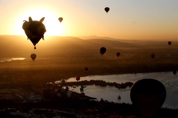 LEO014. LEÓN (MÉXICO), 18/11/2017.- Decenas de globos aerostáticos emprenden vuelo hoy, sábado 18 de noviembre de 2017, en León, estado de Guanajuato (México), durante el Festival Internacional del Globo 2017 que se realiza entre el 17 y el 20 de noviembre. EFE/Ulises Ruiz Basurto