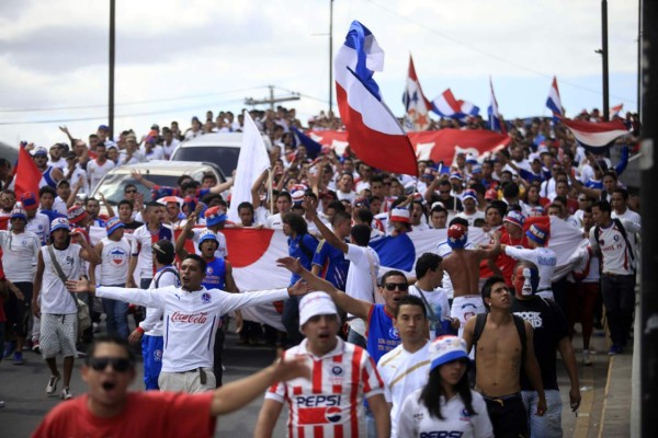 La Ultra Fiel llega con mucha euforia al estadio Nacional