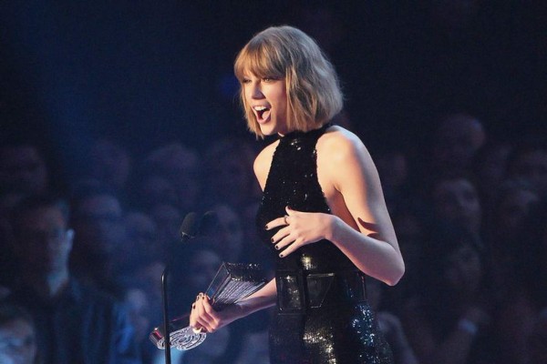 Taylor Swift le dedica premio a Calvin Harris