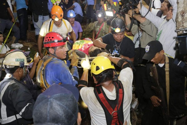 Mineros rescatados ayudan a buscar compañeros desaparecidos   