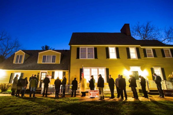 Residentes de Virginia hacen cola al amanecer para votar en el edificio histórico Hunter House en el parque Nottoway, en Vienna, Estados Unidos. EFE