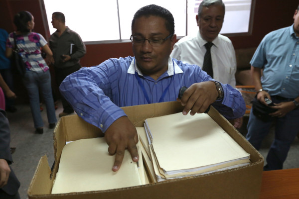 Presentan expedientes contra 51 policías