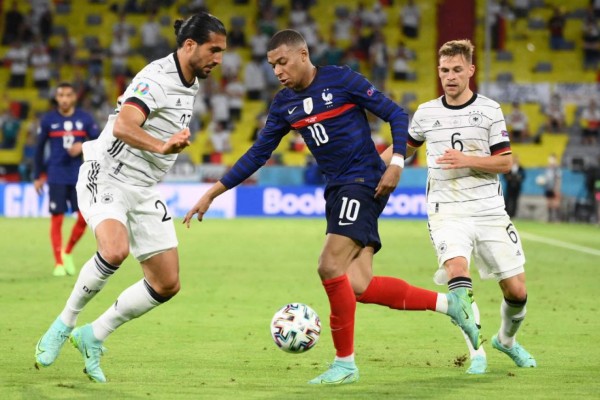 France's forward Kylian Mbappe (C) is marked by Germany's defender Emre Can (L) and Germany's midfielder Joshua Kimmich during the UEFA EURO 2020 Group F football match between France and Germany at the Allianz Arena in Munich on June 15, 2021. (Photo by FRANCK FIFE / POOL / AFP)