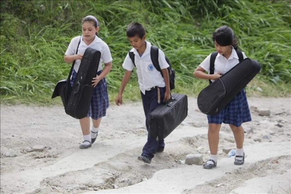 Niños y jóvenes combaten la violencia a través de la música en El Salvador