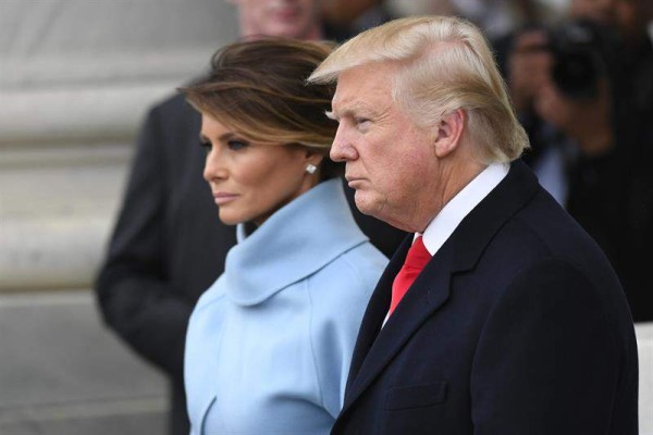 El presidente de Estados Unidos, Donald J. Trump (d) y su esposa Melania (I) salen del edificio del Congreso en Washington, para comenzar el desfile de investidura por la Avenida Pensilvania hasta llegar a la Casa Blanca, por primera vez como presidente. EFE.