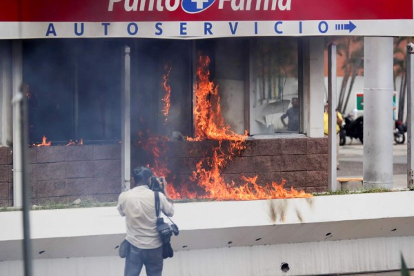 Queman una farmacia en enfrentamientos entre manifestantes y policías