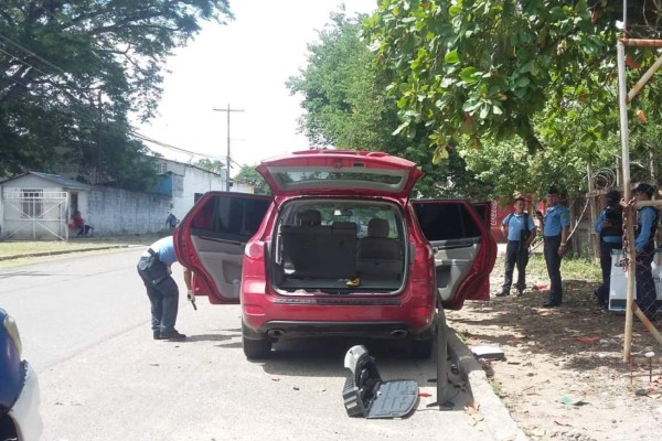 Encuentran armas con mirilla telescópica abandonadas en vehículo en San Pedro Sula