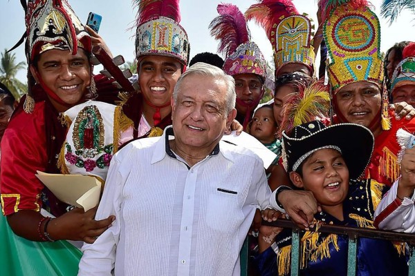López Obrador no quiere dejar de abrazar a pesar del coronavirus