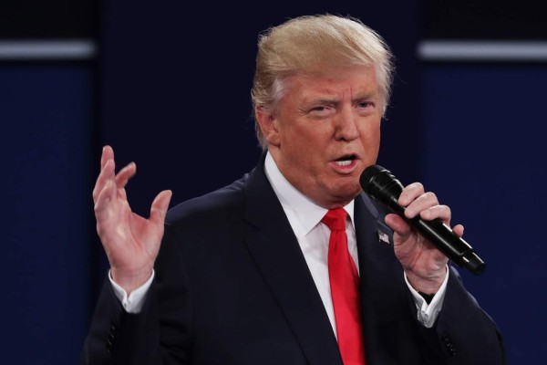 Trump afirma que, si él fuera presidente, Clinton estaría 'en la cárcel'
