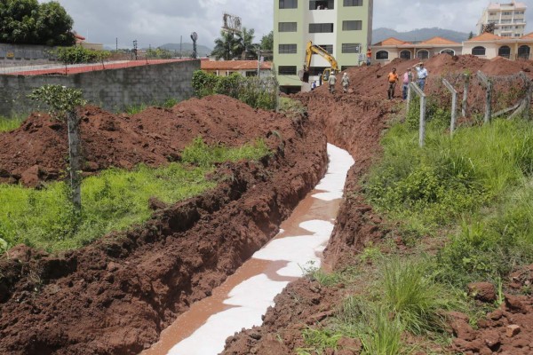 Desastre y tensión por lluvias en lujosa residencial de Tegucigalpa