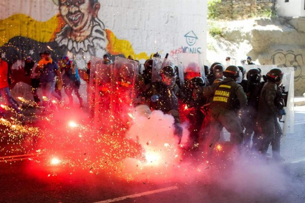 Policía frustra intento de marcha opositora hacia centro Caracas