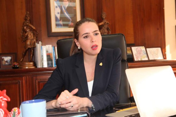 Suspenden a funcionario consular hondureño en Nueva York por cobro indebido  