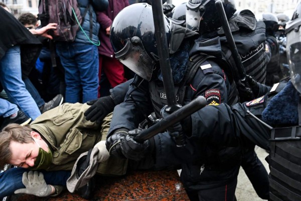 Miles de detenidos en Rusia durante protestas en apoyo a Navalni