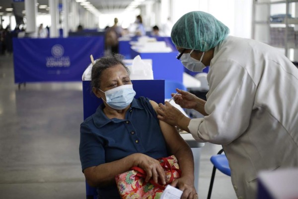 El Salvador acelera vacunación anticovid y supera medio millón de inoculados