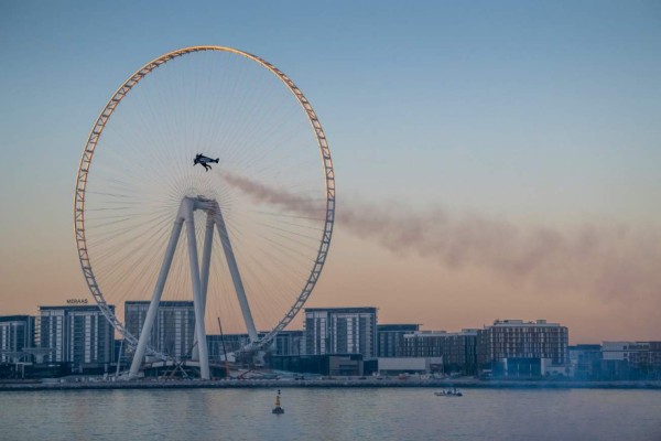 Video viral: Vince Reffet, 'El hombre avión,' vuela a 240 kilómetros por hora sobre el cielo de Dubái
