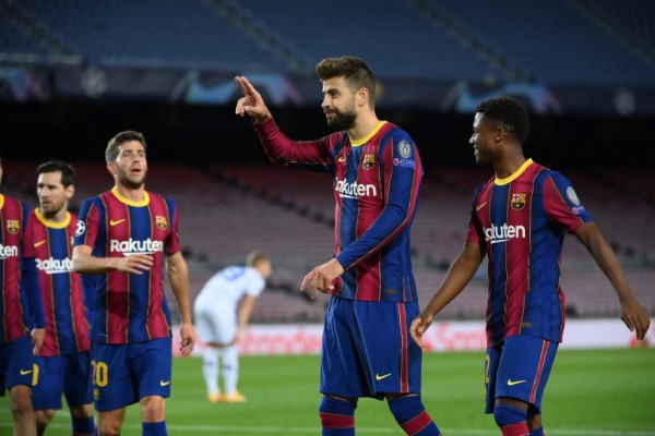 Barcelona's Spanish defender Gerard Pique (C) celebrates his goal during the UEFA Champions League group G football match between Barcelona and Dynamo Kiev at the Camp Nou stadium in Barcelona, on November 4, 2020. (Photo by LLUIS GENE / AFP)
