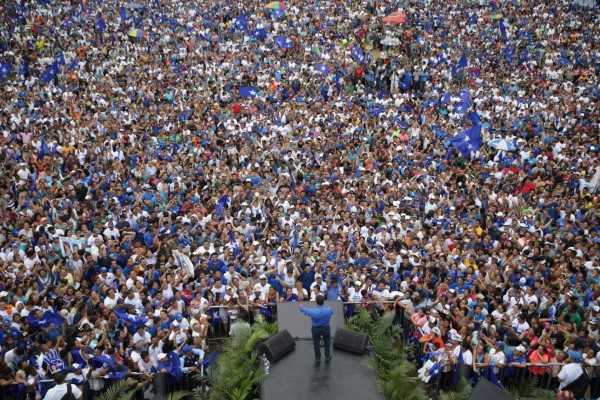 Miles de nacionalistas acompañan a JOH en masivas concentraciones