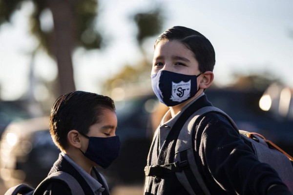 Florida afronta la peor ola de covid y pelea política por uso de mascarillas en escuelas