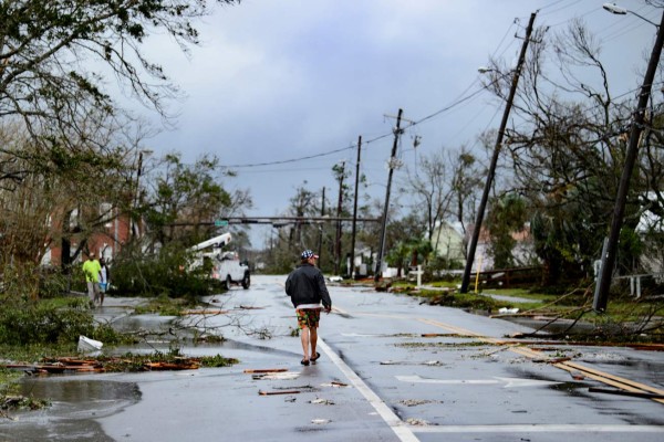 Michael se degrada a tormenta tropical tras dejar devastada Florida