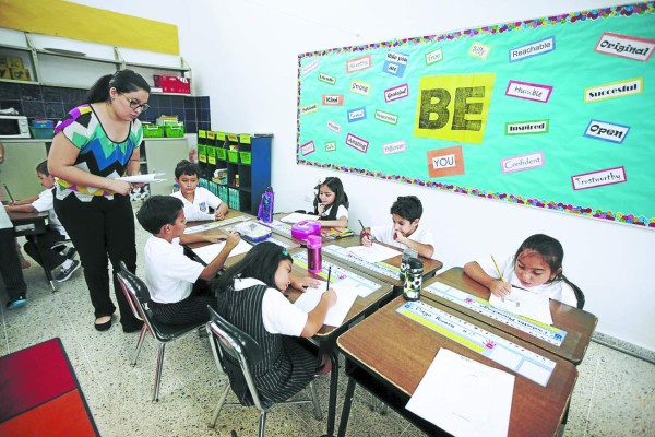 Institutos bilingües de Honduras piden certificar el high school de 12 años