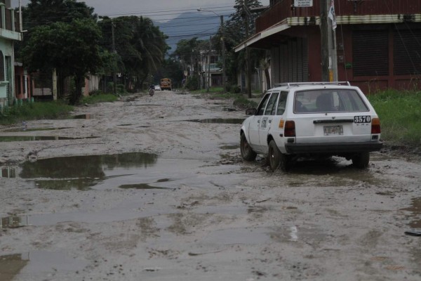 Vecinos de las colonias Villa Ernestina y Luisiana claman por reparación vial