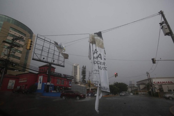 Lluvias con fuertes vientos y granizo dejan daños en Tegucigalpa