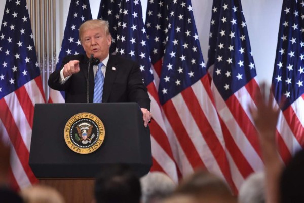 'Nos ocuparemos de Venezuela', advierte Trump a Maduro