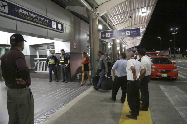 Cierran aeropuerto de Costa Rica por ceniza volcánica