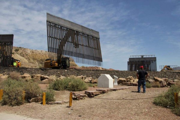 Demócratas piden a Trump parar construcción del muro y centrarse en COVID-19