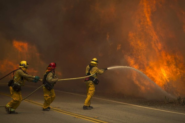 Incendio en California deja un muerto y amenaza 1,500 casas