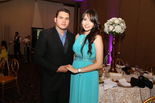 Los novios festejan y brindan por su amor